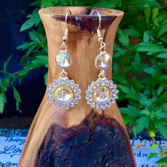 🏷️ Crystal Dangle Earrings Champagne Gold Tone - Picture 2 of 2